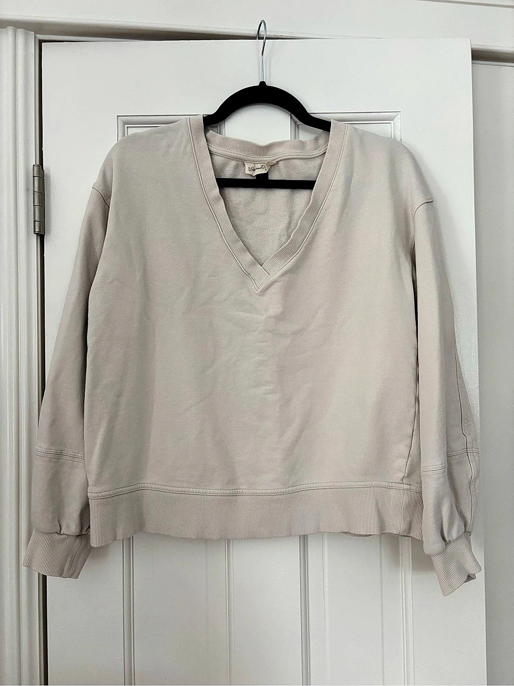 Universal Thread V-Neck Sweatshirt in Beige Size Large